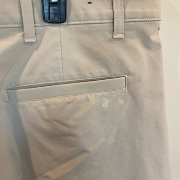 Under Armour Men’s Golf Shorts Loose Fit Size 42 Khaki - Picture 3 of 5